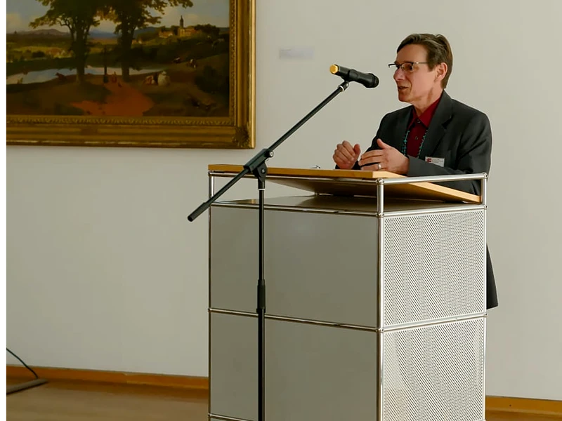 Sabine presenting paper June 2023 Foto Achim Puzik